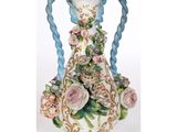 un vase contenant des fleurs, posé sur une table