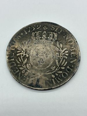 Gros plan sur une pièce d'argent ornée d'une couronne