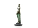 une image représentant une statue de femme debout sur un socle en marbre