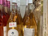 Plusieurs bouteilles de vin sont alignées sur une étagère dans un réfrigérateur