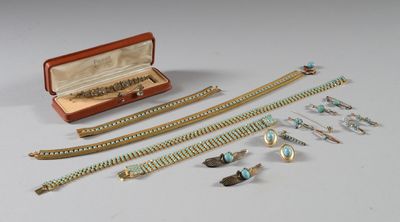beaucoup de bijoux posés sur une table à côté d'une boîte
