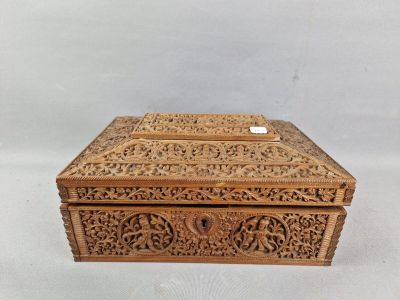 une vieille boîte en bois ornée de sculptures