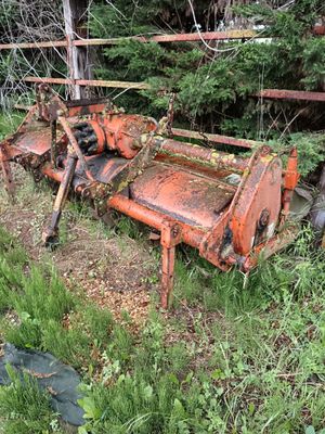 une vieille machine rouillée, abandonnée au milieu d'un champ