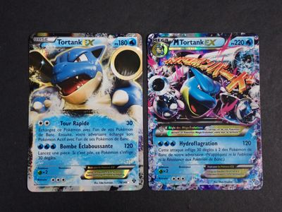 Deux cartes Pokémon sont posées côte à côte sur une table