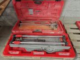 une boîte à outils rouge avec des outils sur une palette