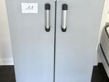 un réfrigérateur à deux portes, avec une affiche sur la porte
