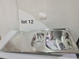 une photo d'un évier en inox rempli d'objets