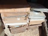 une pile de cartons posée sur une palette en bois