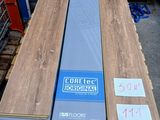 deux morceaux de bois sont empilés sur une palette dans un entrepôt