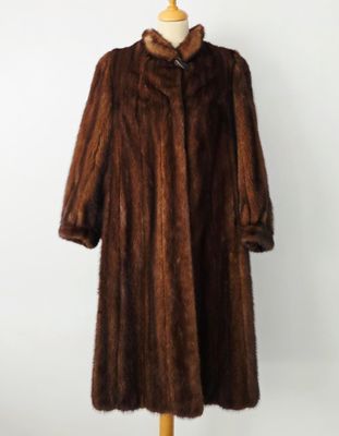 un manteau de fourrure marron pour femme posé sur un mannequin