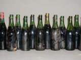 des bouteilles de vin sont alignées sur une table