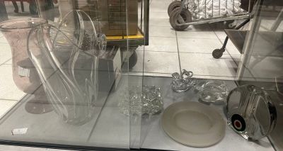 une vitrine en verre contenant de nombreux objets en verre