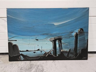 une peinture sur le sol d'un immeuble, avec le ciel en arrière-plan