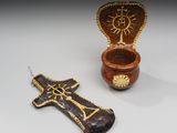 une image représentant une boîte en bois avec une croix et une boîte en bois sur laquelle est représentée une croix