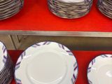 beaucoup d'assiettes qui restent sur une étagère