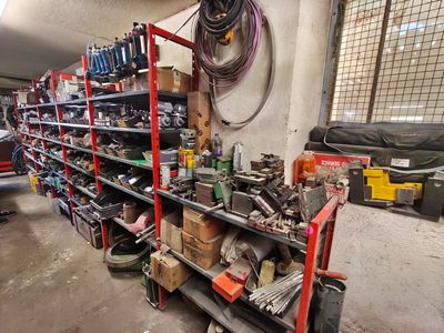 un garage avec de nombreux outils sur les étagères