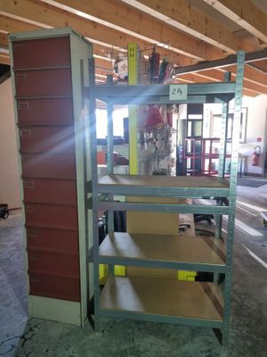 une étagère comportant plusieurs tablettes, située dans une pièce