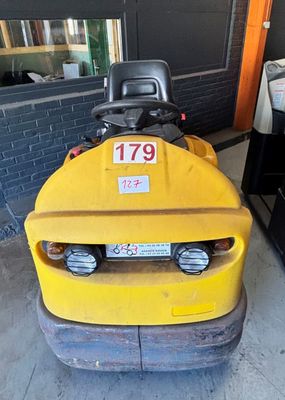 un chariot élévateur jaune garé devant un immeuble