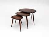 un ensemble de trois tables gigognes avec des pieds en bois sur fond blanc
