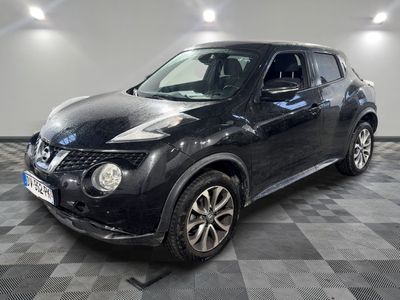 Le SUV Nissan Juke noir est garé dans le garage.