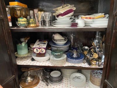 un placard rempli de vaisselle et de plats sur les étagères