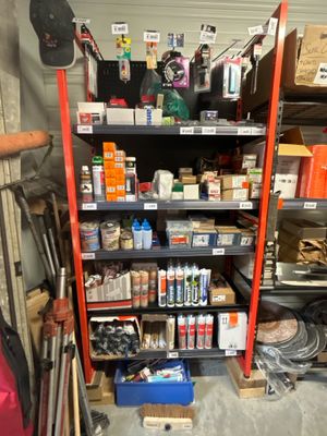 un garage avec une étagère remplie d'outils et d'autres objets