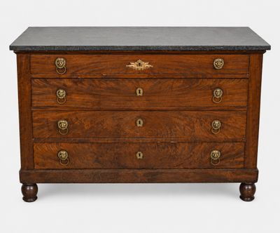 une commode ancienne avec dessus en marbre