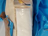 un paquet de papier toilette posé par terre à côté d'un autre paquet de papier toilette