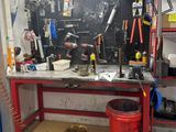 une image d'un établi dans un garage avec des outils dessus