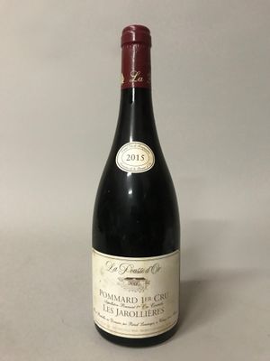 la bouteille de vin est posée sur la table, prête à être consommée