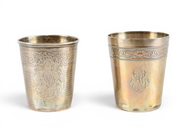 une paire de coupes en argent ornées de motifs gravés sur fond blanc