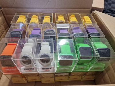 tout un tas de montres de différentes couleurs dans une boîte