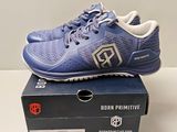des chaussures New Balance pour homme dans une boîte posée sur une table