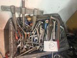 une boîte pleine d'outils posée sur une table