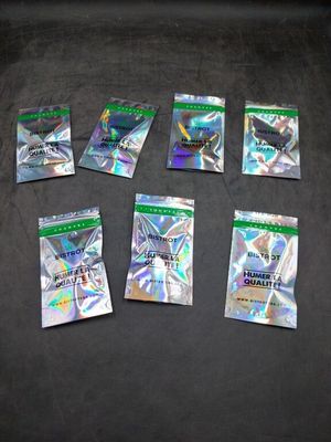 six paquets de cartes à collectionner Pokémon posés sur une table