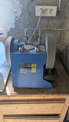 une machine bleue posée sur une table en bois