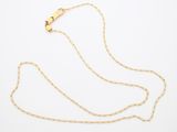 un collier à chaîne en or avec un pendentif en forme de cœur sur fond blanc