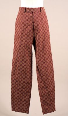 une photo d'un mannequin portant un pantalon à motifs marron et rouge