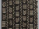un gros plan sur un morceau de tissu orné d'un motif