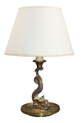 une lampe de table en laiton surmontée d'un abat-jour blanc