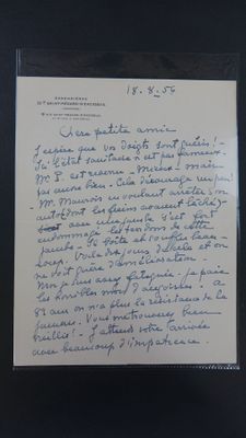 une vieille lettre manuscrite sur une feuille de papier, dans un cadre noir
