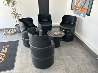 une pièce dans laquelle se trouvent plusieurs chaises et une table