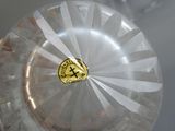 un gobelet en plastique transparent sur lequel est collé un autocollant jaune