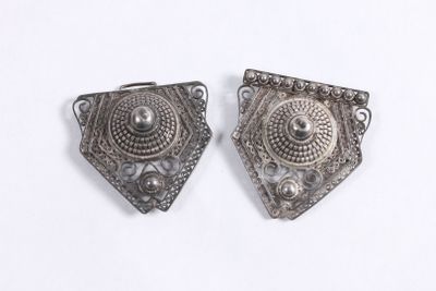une paire de boucles d'oreilles anciennes en argent sur fond blanc