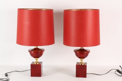 une paire de lampes en verre rouge avec des pieds en laiton et des abat-jours rouges