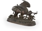 statue en bronze représentant un cheval et un homme, sur laquelle est perché un oiseau