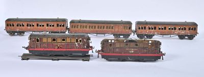 plusieurs petits trains sont alignés sur une surface blanche