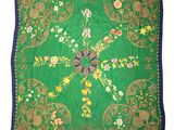 une image représentant une écharpe verte ornée d'un motif floral
