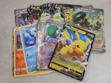 Plusieurs cartes Pokémon sont posées les unes à côté des autres sur une table.