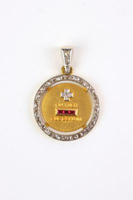 un pendentif en or et diamants orné d'une croix